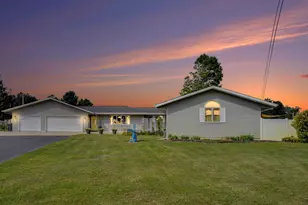12996 Bayview Dr, Vicksburg, MI 49097 - Photo 2
