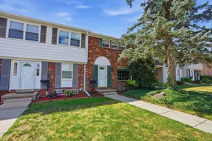 19372 Malvern Ct, Northville, MI 48167 - Photo 2
