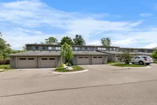 690 Peninsula Ct, Ann Arbor, MI 48105 - Photo 2