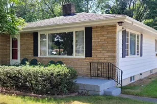 419 N Washington Ave, Ludington, MI 49431 - Photo 1