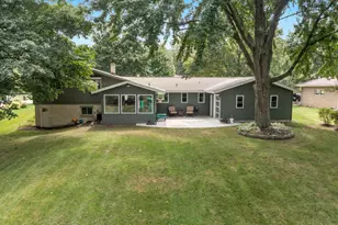 819 E Plainfield Ct, Zeeland, MI 49464 - Photo 2