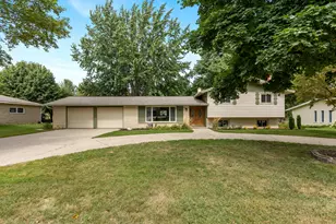 819 E Plainfield Ct, Zeeland, MI 49464 - Photo 1