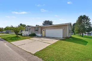 3524 Cloverfield Dr, Cedar Springs, MI 49319 - Photo 6