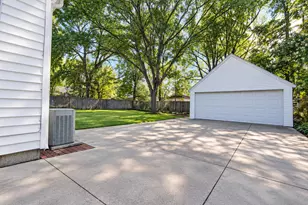 714 Ashley Dr, Kalamazoo, MI 49048 - Photo 2