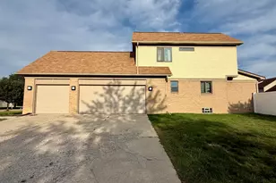 19713 Sexton St, Brownstown, MI 48173 - Photo 4