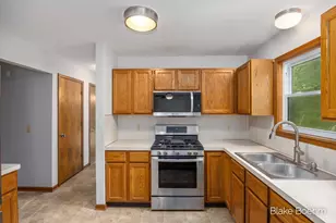 2251 Yorktown Dr SE, Kentwood, MI 49508 - Photo 8