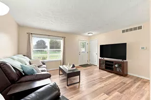 54241 Ridgeview Cir, Paw Paw, MI 49079 - Photo 4