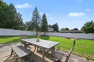 1176 Meadowood Dr, Waterford, MI 48327 - Photo 30