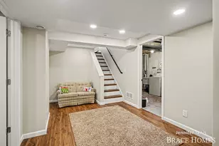 147 E 16th St, Holland, MI 49423 - Photo 12
