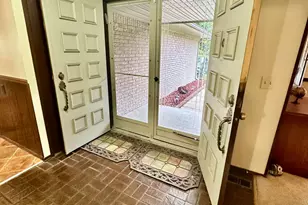 18975 Bainbridge Ave, Livonia, MI 48152 - Photo 4