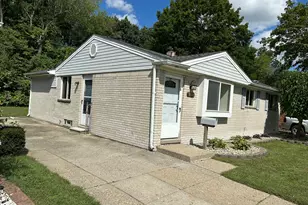 38040 Castle Dr, Romulus, MI 48174 - Photo 2