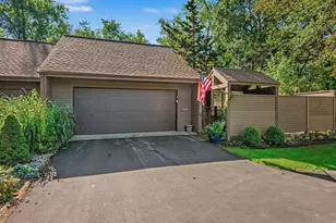 1020 Essex Cir, Kalamazoo, MI 49008 - Photo 2