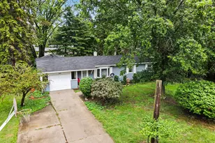 819 W 25th St, Holland, MI 49423 - Photo 2