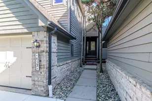 452 Village Oaks Ct, Ann Arbor, MI 48103 - Photo 2