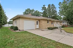 1736 7th St NW, Grand Rapids, MI 49504 - Photo 2