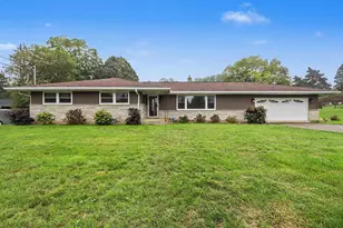 128 Chapel Hill Dr, Battle Creek, MI 49015 - Photo 1