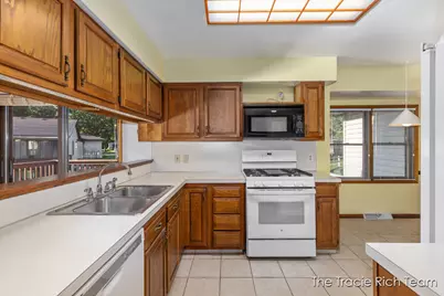 2142 Remington Way NE, Grand Rapids, MI 49505 - Photo 10