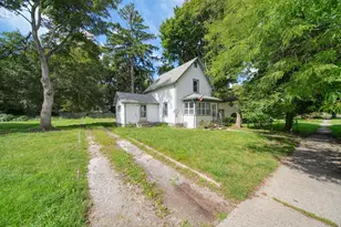 718 N Blackstone St, Jackson, MI 49202 - Photo 2