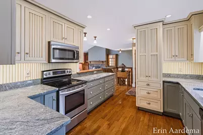 302 Foxcroft Circle, Holland, MI 49423 - Photo 10