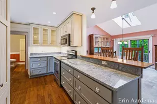 302 Foxcroft Cir, Holland, MI 49423 - Photo 8