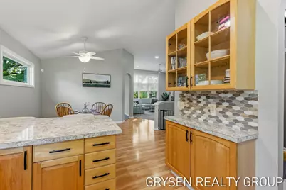 642 Clover Ridge Avenue NW, Grand Rapids, MI 49504 - Photo 10