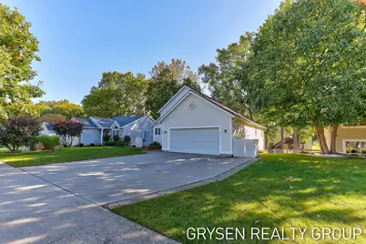 642 Clover Ridge Avenue NW, Grand Rapids, MI 49504 - Photo 4