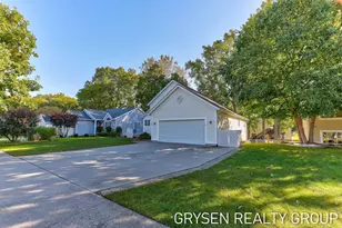 642 Clover Ridge Ave NW, Grand Rapids, MI 49504 - Photo 4