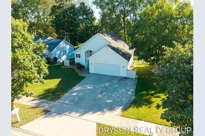 642 Clover Ridge Avenue NW, Grand Rapids, MI 49504 - Photo 2