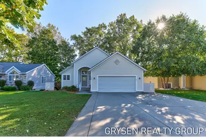 642 Clover Ridge Avenue NW, Grand Rapids, MI 49504 - Photo 1