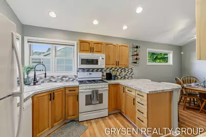 642 Clover Ridge Avenue NW, Grand Rapids, MI 49504 - Photo 8