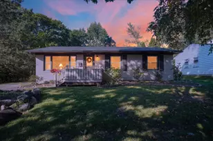 2009 Darby Dr, Lansing, MI 48906 - Photo 2