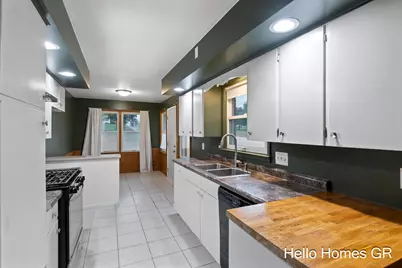 1135 Carrier Creek Boulevard NE, Grand Rapids, MI 49503 - Photo 12