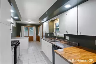 1135 Carrier Creek Blvd NE, Grand Rapids, MI 49503 - Photo 12
