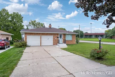 1135 Carrier Creek Boulevard NE, Grand Rapids, MI 49503 - Photo 4