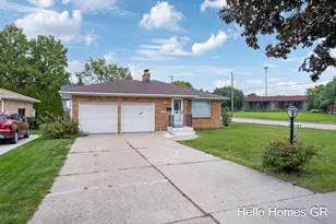 1135 Carrier Creek Blvd NE, Grand Rapids, MI 49503 - Photo 4