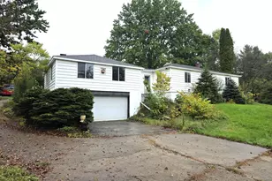916 Lincoln Lake Ave SE, Lowell, MI 49331 - Photo 2