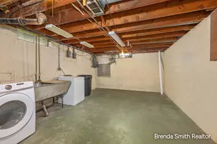 935 Kentwood Dr NE, Grand Rapids, MI 49505 - Photo 14
