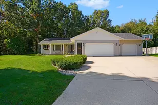 14314 Sunview Dr, Holland, MI 49424 - Photo 2