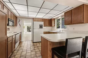 1013 Essex Cir, Kalamazoo, MI 49008 - Photo 6