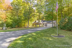 9642 Hummingbird Ct, Howard City, MI 49329 - Photo 4