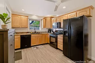2141 Apple Ave NW, Grand Rapids, MI 49504 - Photo 8