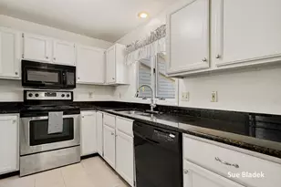 950 Village Ct, Holland, MI 49423 - Photo 4