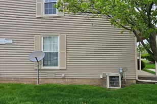 20016 Village Green Ct, Brownstown, MI 48183 - Photo 14