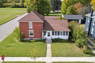 616 Magnolia St, Three Oaks, MI 49128 - Photo 2