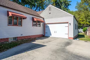 406 W 3rd St, Buchanan, MI 49107 - Photo 2