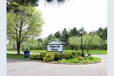 102 Saint Ives N, Lansing, MI 48906 - Photo 4