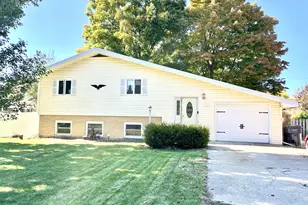 2264 Lynn Dr, Saint Joseph, MI 49085 - Photo 1