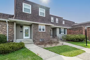 2596 Stratford Dr, Saint Joseph, MI 49085 - Photo 1