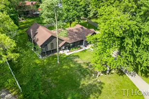 2605 Shadowbrook Dr SE, Grand Rapids, MI 49546 - Photo 1