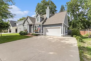 527 River St, Spring Lake, MI 49456 - Photo 1